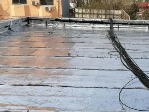 南宁卫生间漏水维修公司分享下南宁屋面楼顶防水刚性防水层施工要点。